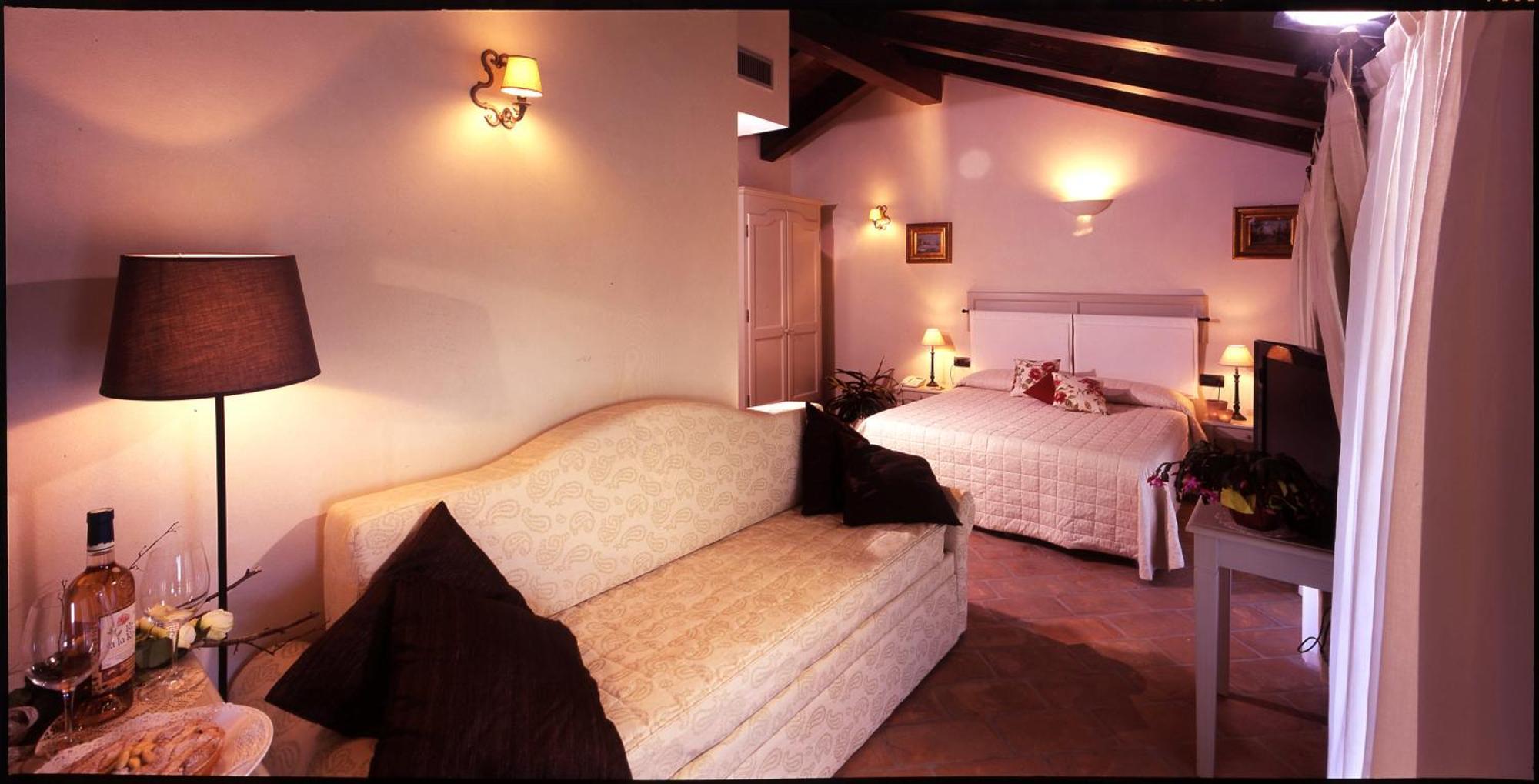 Relais Bella Rosina Pool & Spa La Cassa Bilik gambar